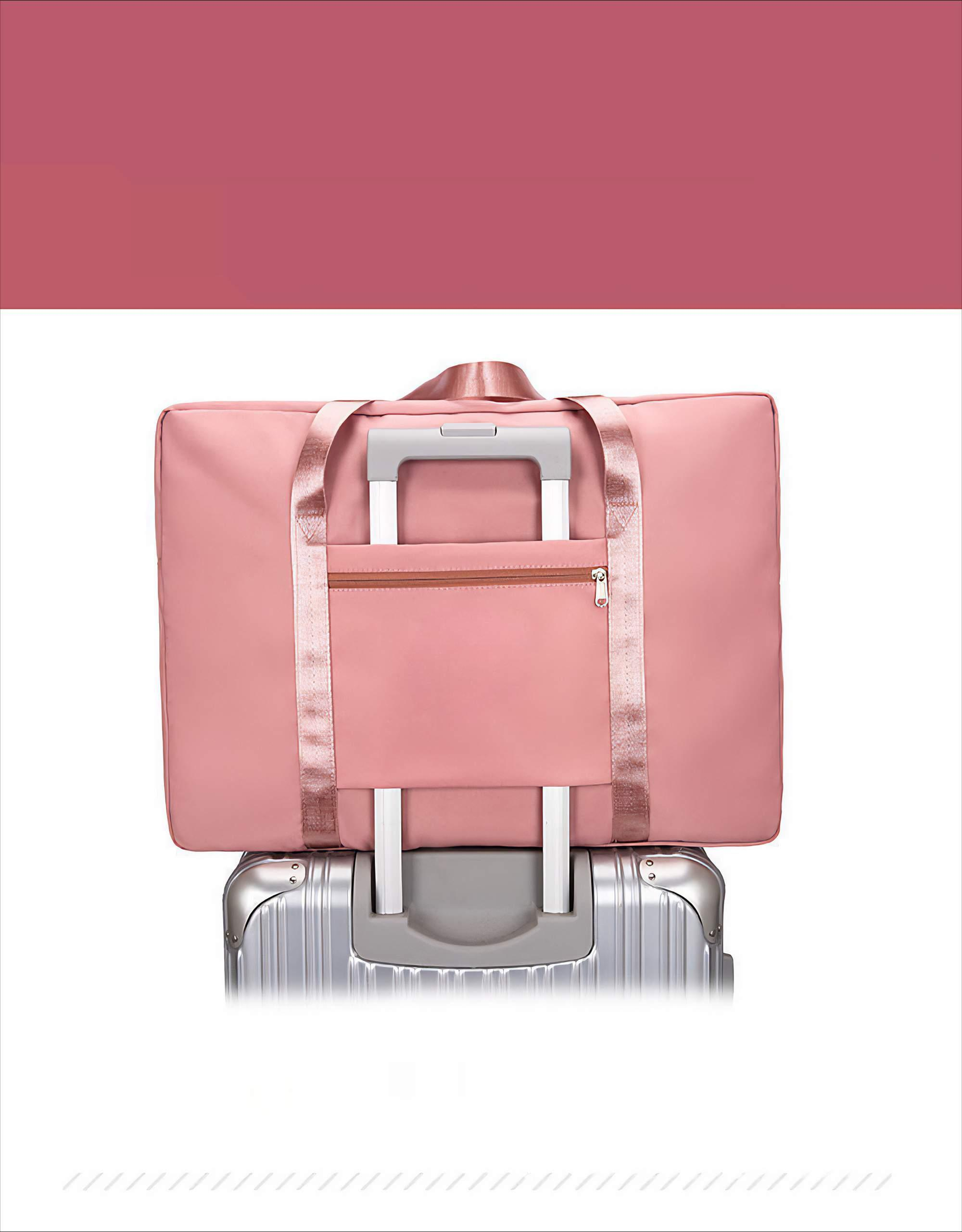 Rosa Reisetasche auf einem Koffer. Rosa und weißer Hintergrund.