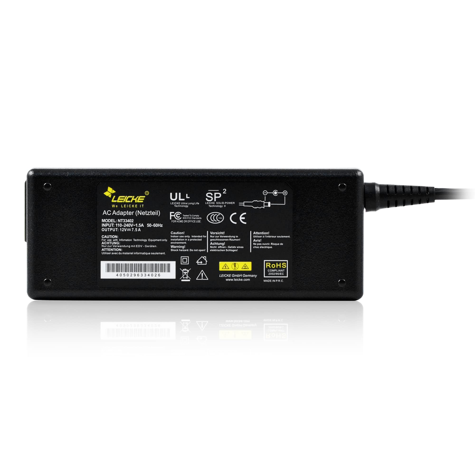 Schwarzer Netzadapter mit Text darauf. Weißer Hintergrund.
