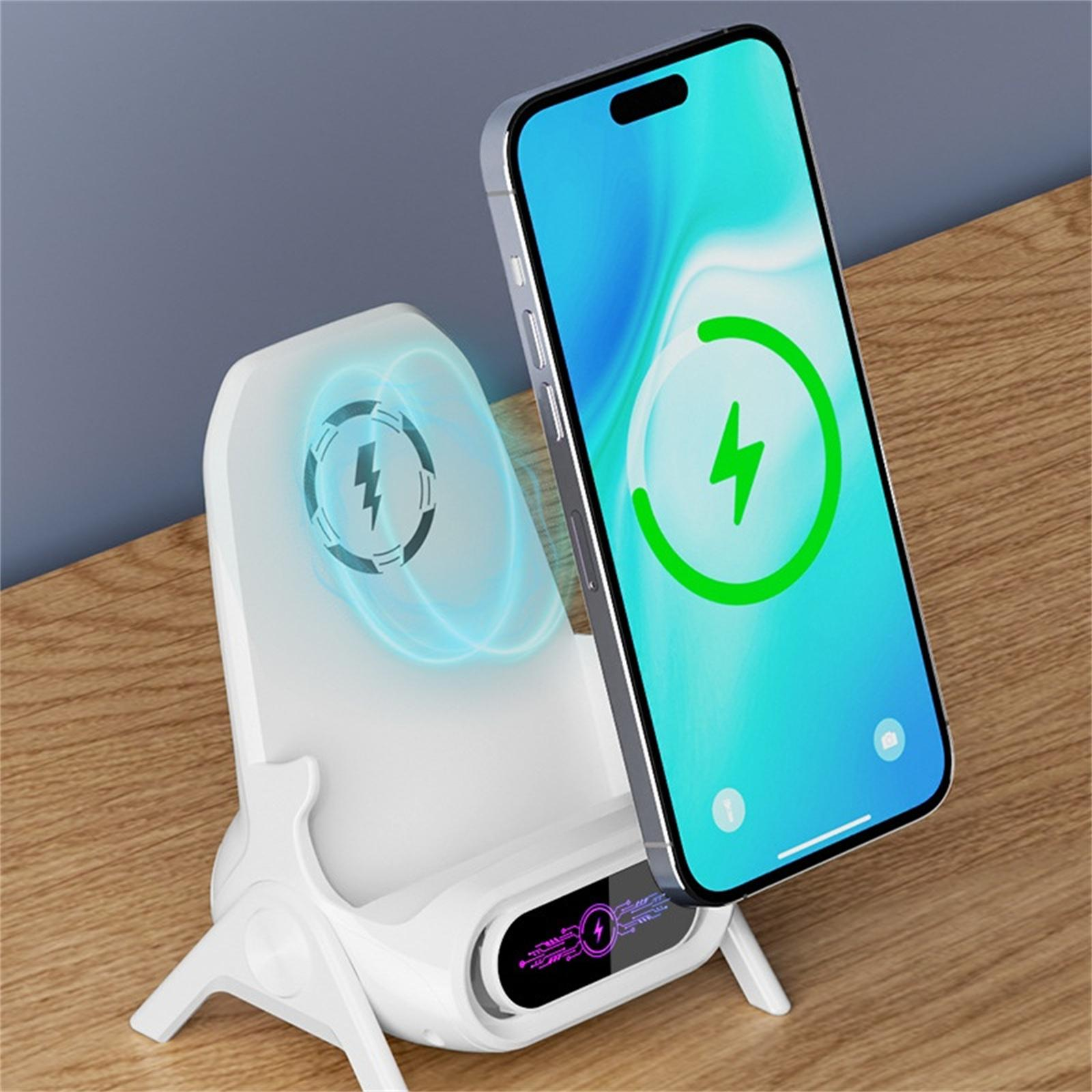Weißes kabelloses Ladegerät mit einem ladenden Telefon. Der Telefonbildschirm zeigt eine Ladeanzeige. Holz Tisch.