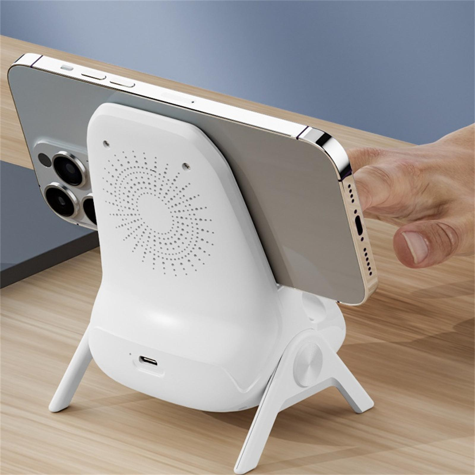 Ein weißes kabelloses Ladegerät mit einem Telefon. Eine Hand berührt das Telefon. Das Ladegerät hat einen USB-Anschluss.