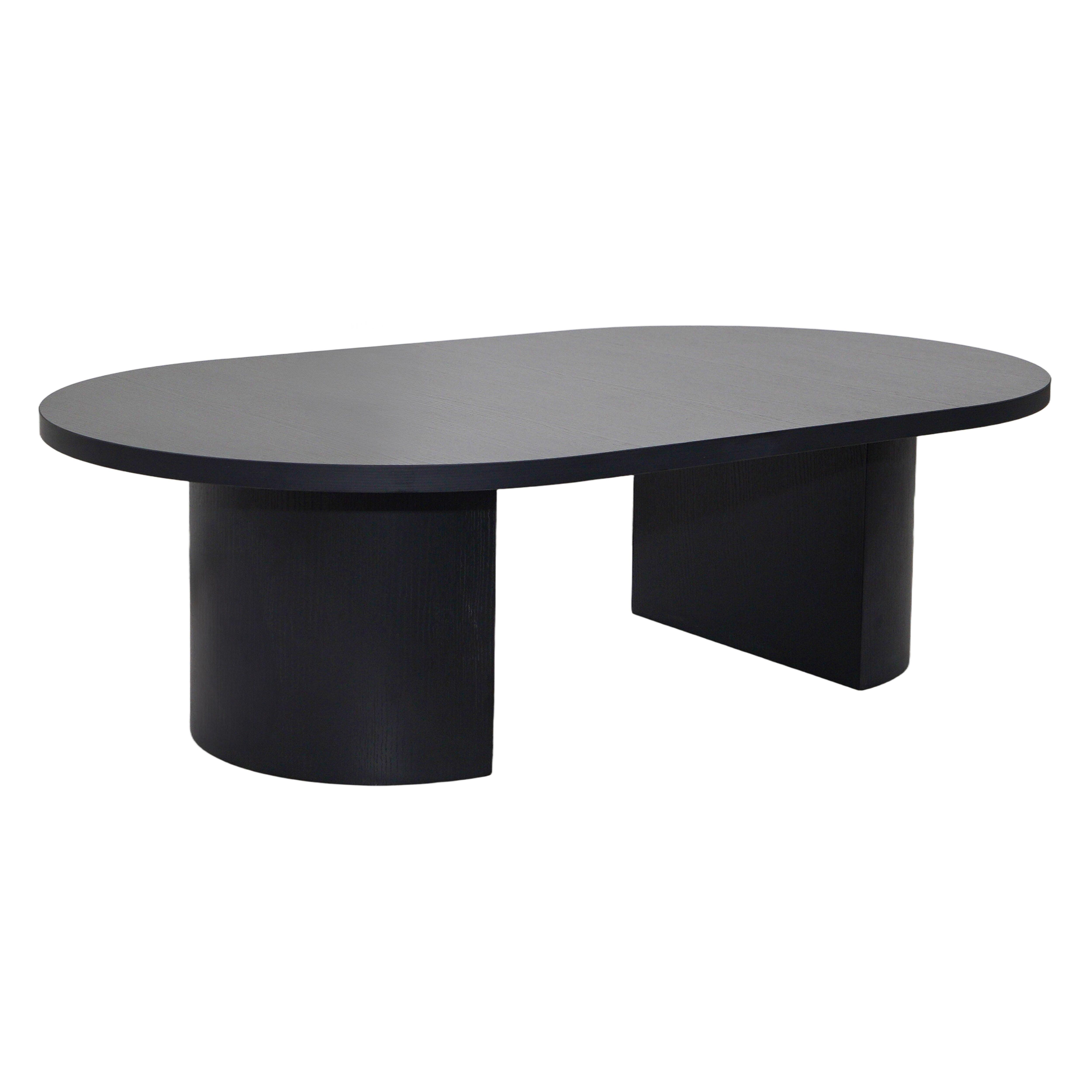 Ein ovaler schwarzer Tisch mit zwei zylindrischen Beinen, zentriert auf einem weißen Hintergrund, der sein modernes Design zeigt.