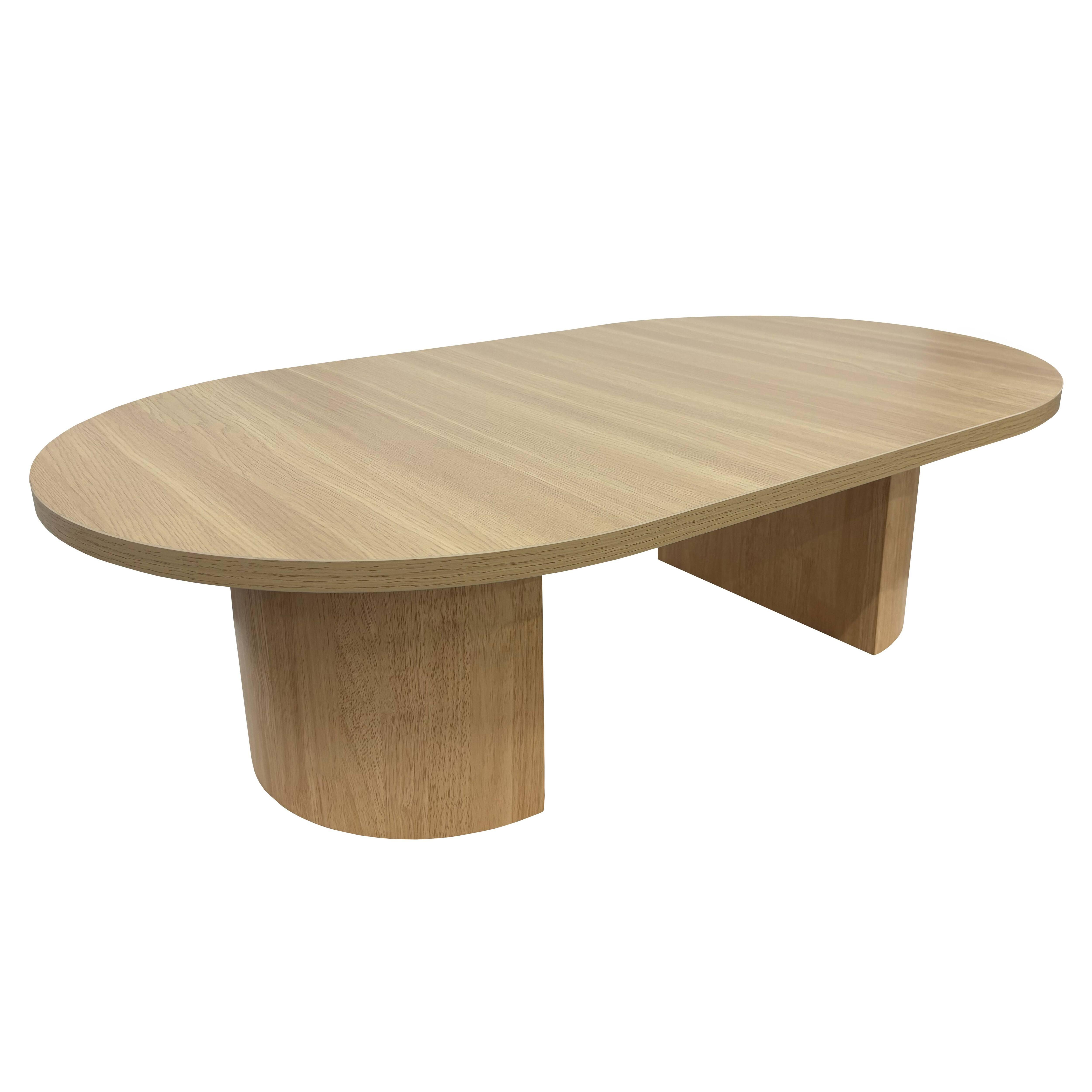 Ein ovaler Couchtisch aus Holz mit Sockel.
