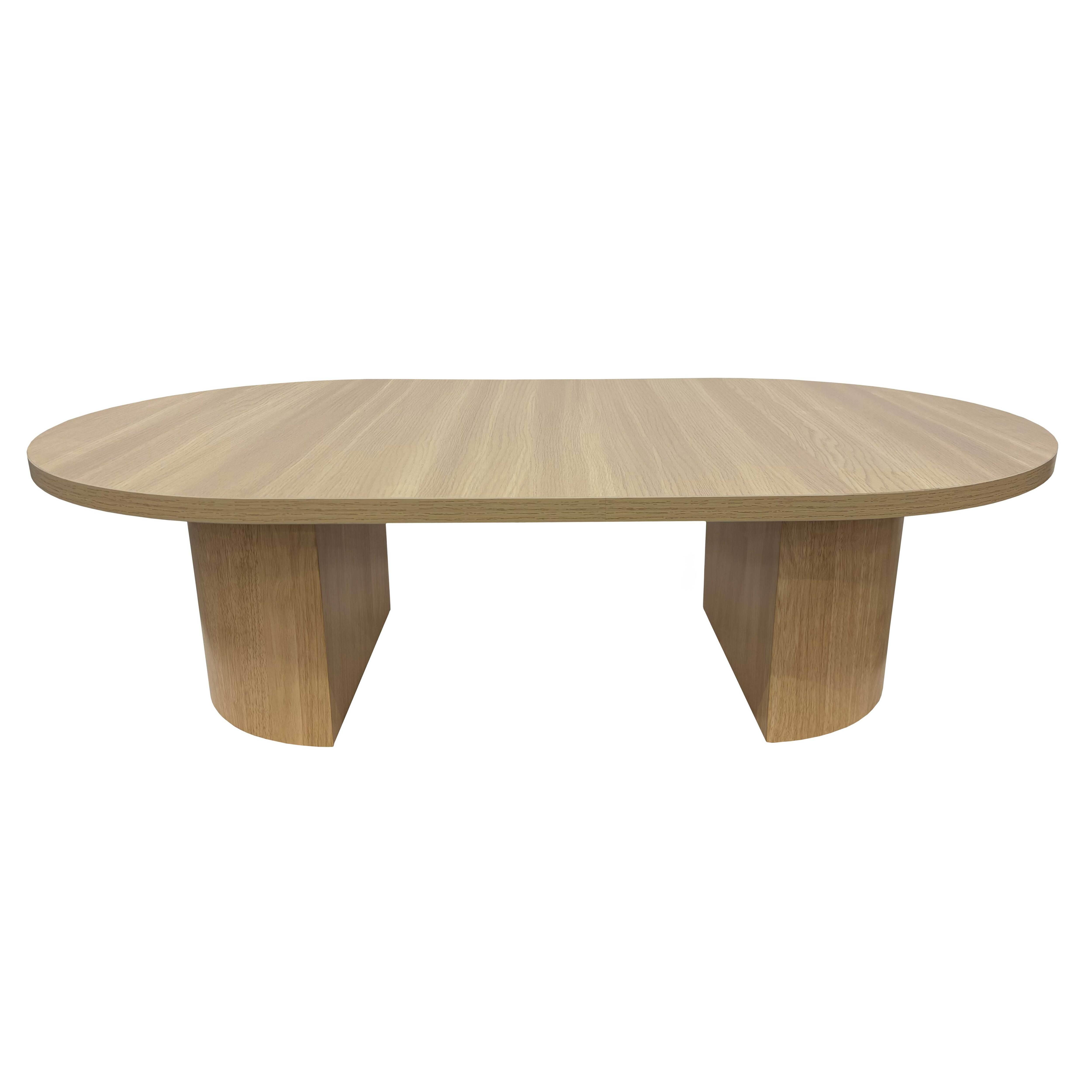Ein ovaler Couchtisch aus Holz mit Sockel.
