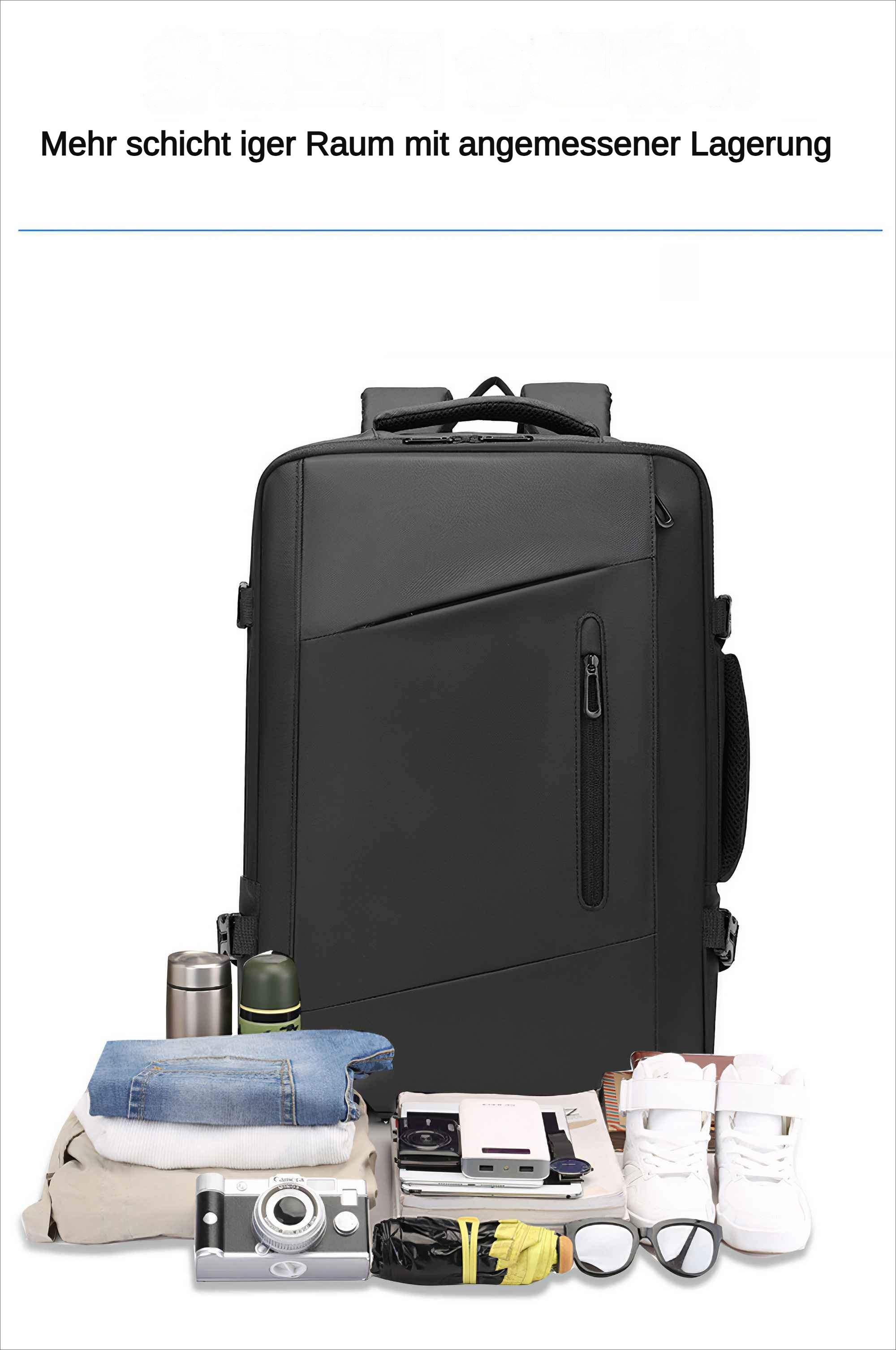 Ein schwarzer Rucksack mit mehreren Gegenständen auf dem Boden. Der Rucksack ist voll, weißer Hintergrund.