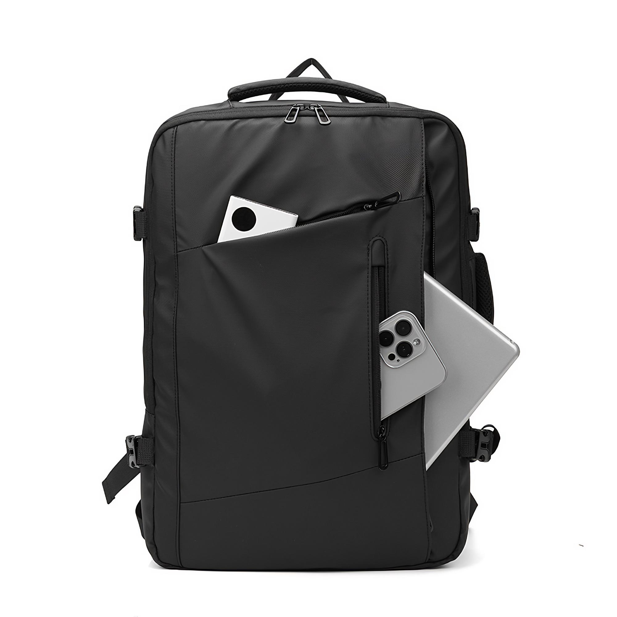 Ein schwarzer Rucksack mit Tablet und Telefon in der Vordertasche, weißer Hintergrund.