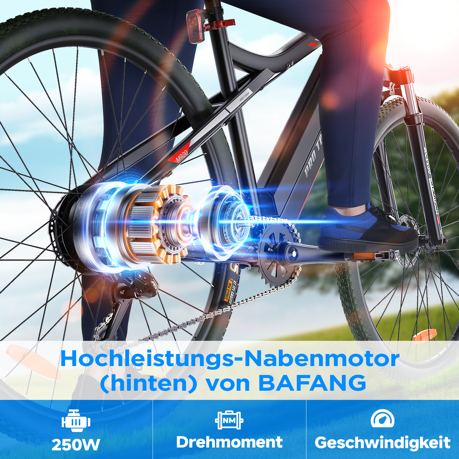 Elektrisches Fahrrad, Detail des Hinterrads und Motors. Blaue und goldene Farben. Der Hintergrund ist Gras.