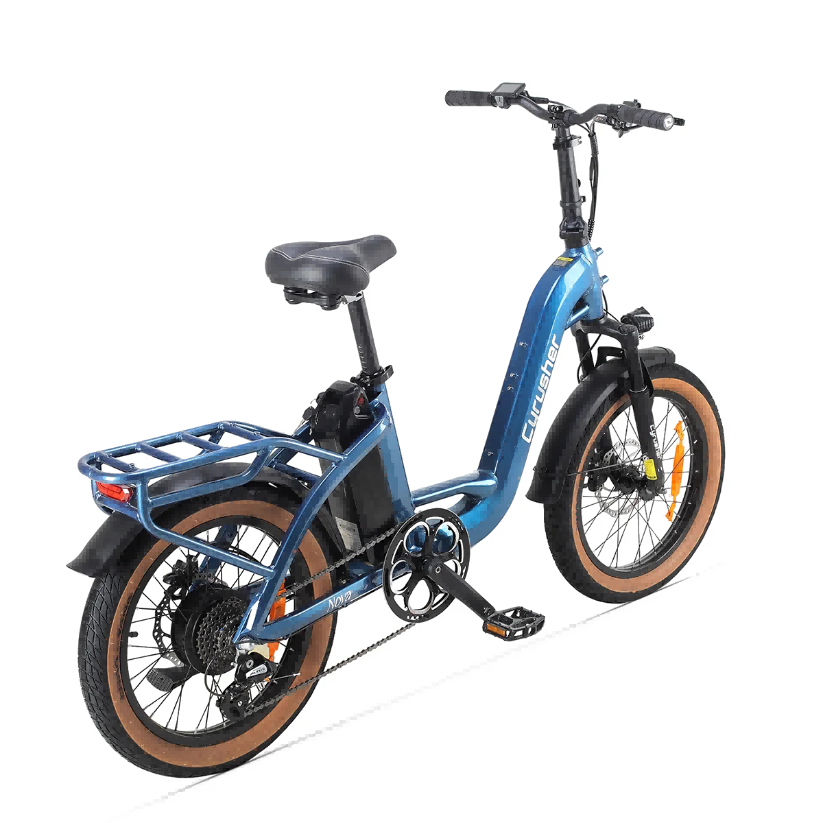 Niebieski rower elektryczny. Posiada brązowe opony i bagażnik. Marka to Cyrusher. Model Nova.