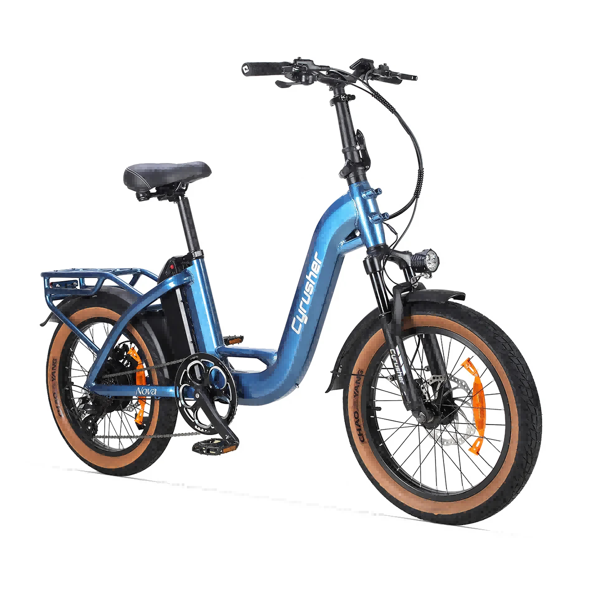 Niebieski rower elektryczny z brązowymi oponami. Ma czarne siodełko, ramę i kosz z tyłu. Marka Cyrusher.
