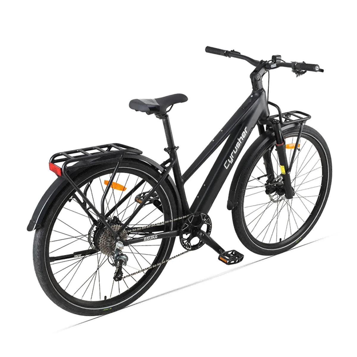 Czarny rower elektryczny z czarnymi oponami i bagażnikiem jest wyświetlany na białym tle z niskiego kąta.