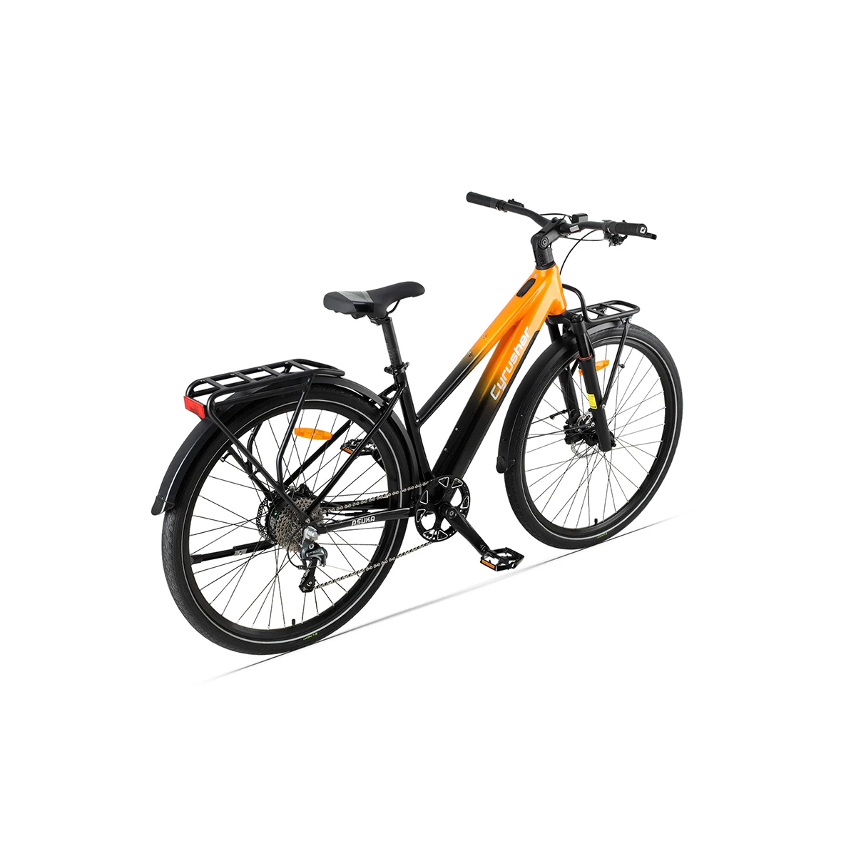 Pomarańczowo-czarny rower elektryczny z czarnymi oponami i bagażnikiem jest wyświetlany na białym tle z niskiego kąta.