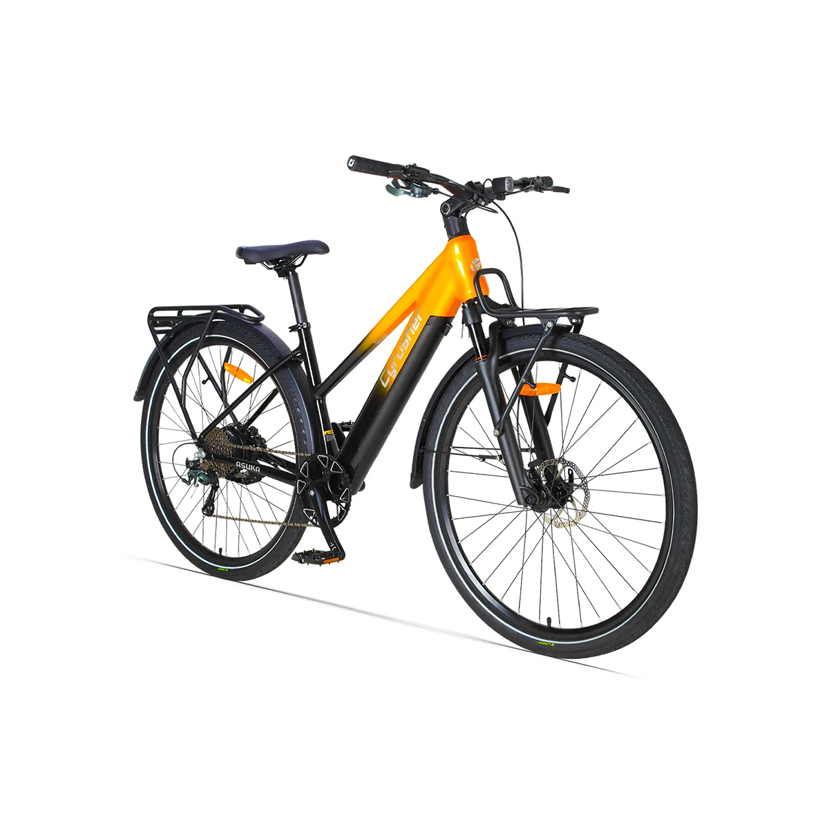 Pomarańczowo-czarny rower elektryczny z czarnymi oponami i bagażnikiem jest wyświetlany na białym tle.