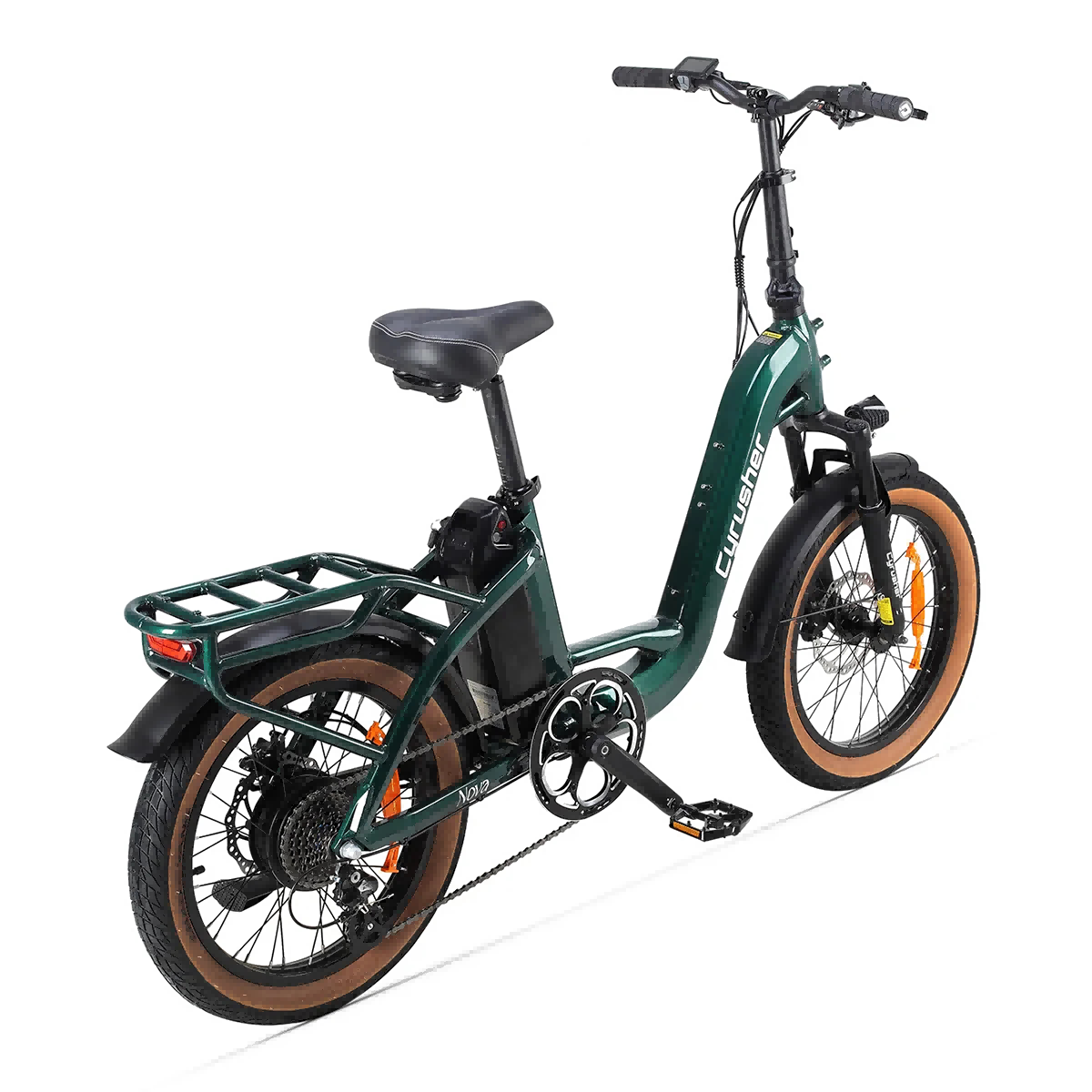 Zielony rower elektryczny z brązowymi oponami. Bagażnik, czarne siodełko i kierownica. Białe tło.