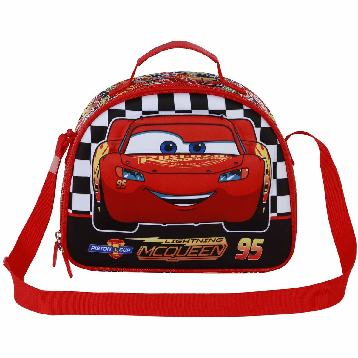 Eine rote Lunchtasche mit Lightning McQueen. Der Hintergrund ist ein Schachbrettmuster.