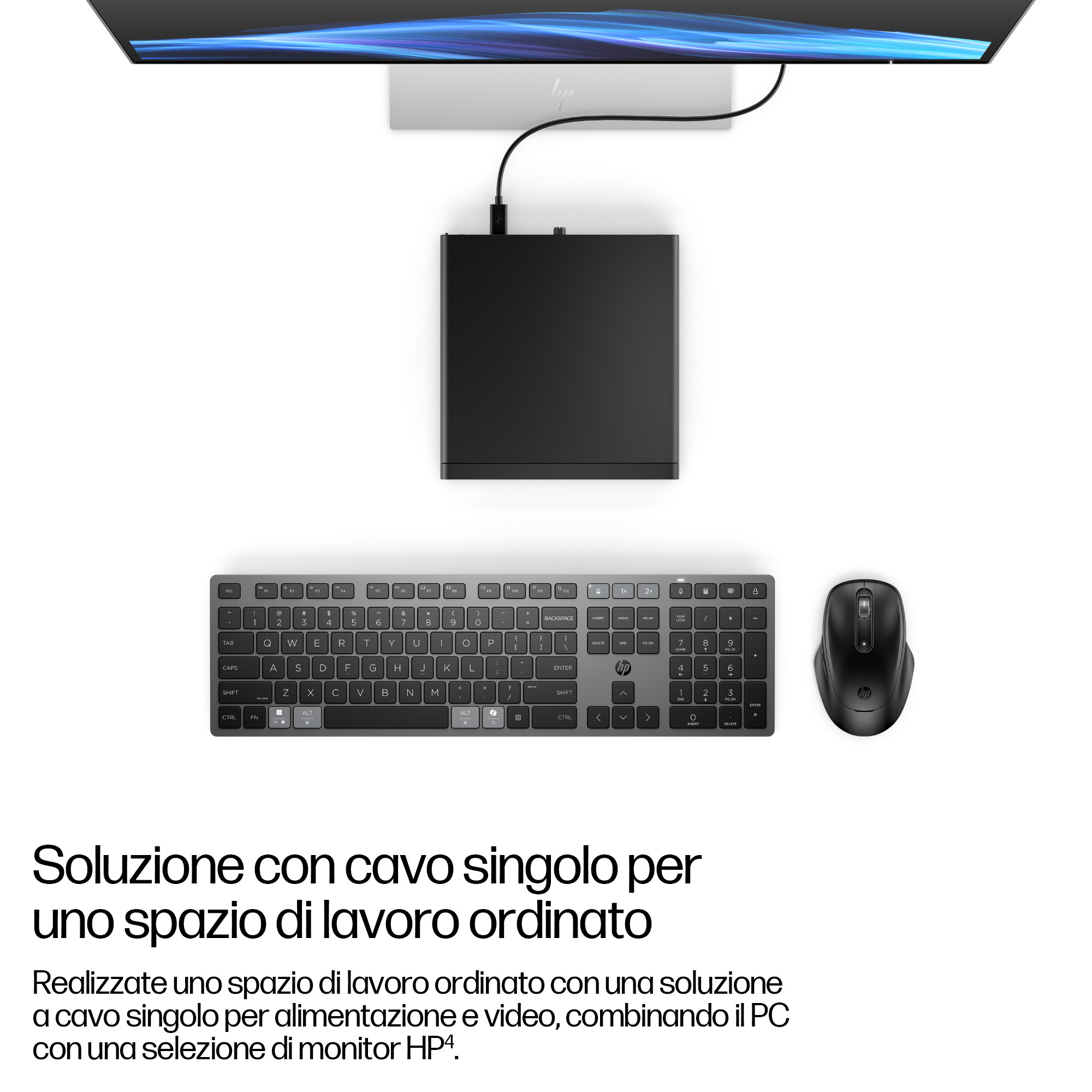 Configurazione computer nera, monitor, PC, tastiera e mouse. Sfondo bianco.