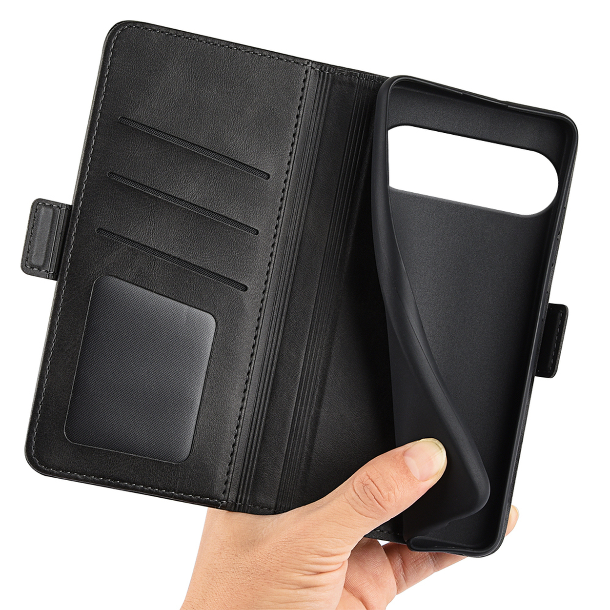 Étui de téléphone en cuir noir, ouvert. Montrant l'intérieur de l'étui avec des fentes. La main tient le téléphone.