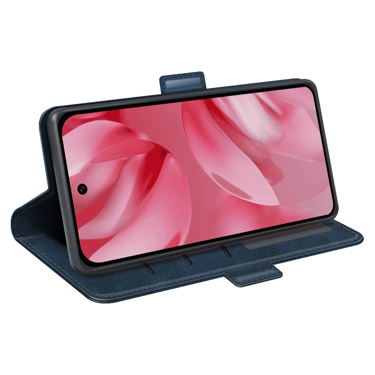 Blauwe leren telefoonhoes met telefoon erin. Telefoon staat in een standaard. Roze achtergrond op het telefoonscherm.