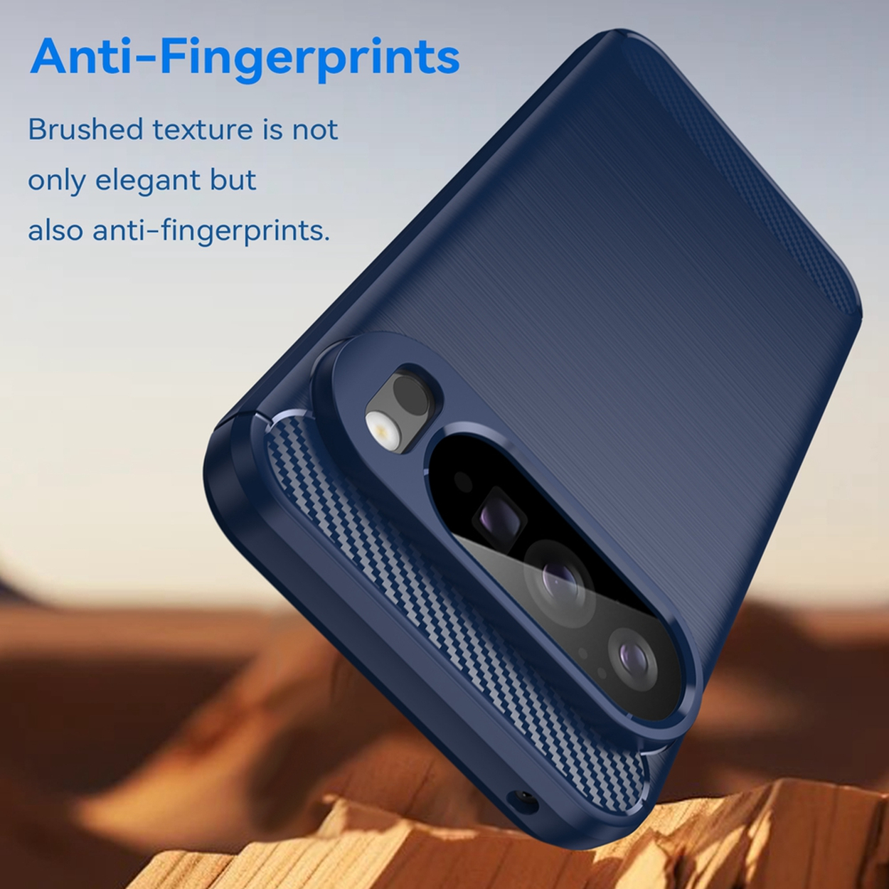 Blauwe telefoonhoes met geborstelde textuur en camera-uitsparing, schuin en iets geopend.