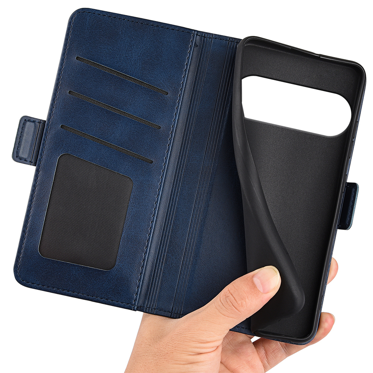 Hand die een telefoon vasthoudt met een open blauwe portemonnee, binnenin de telefoonhoes.