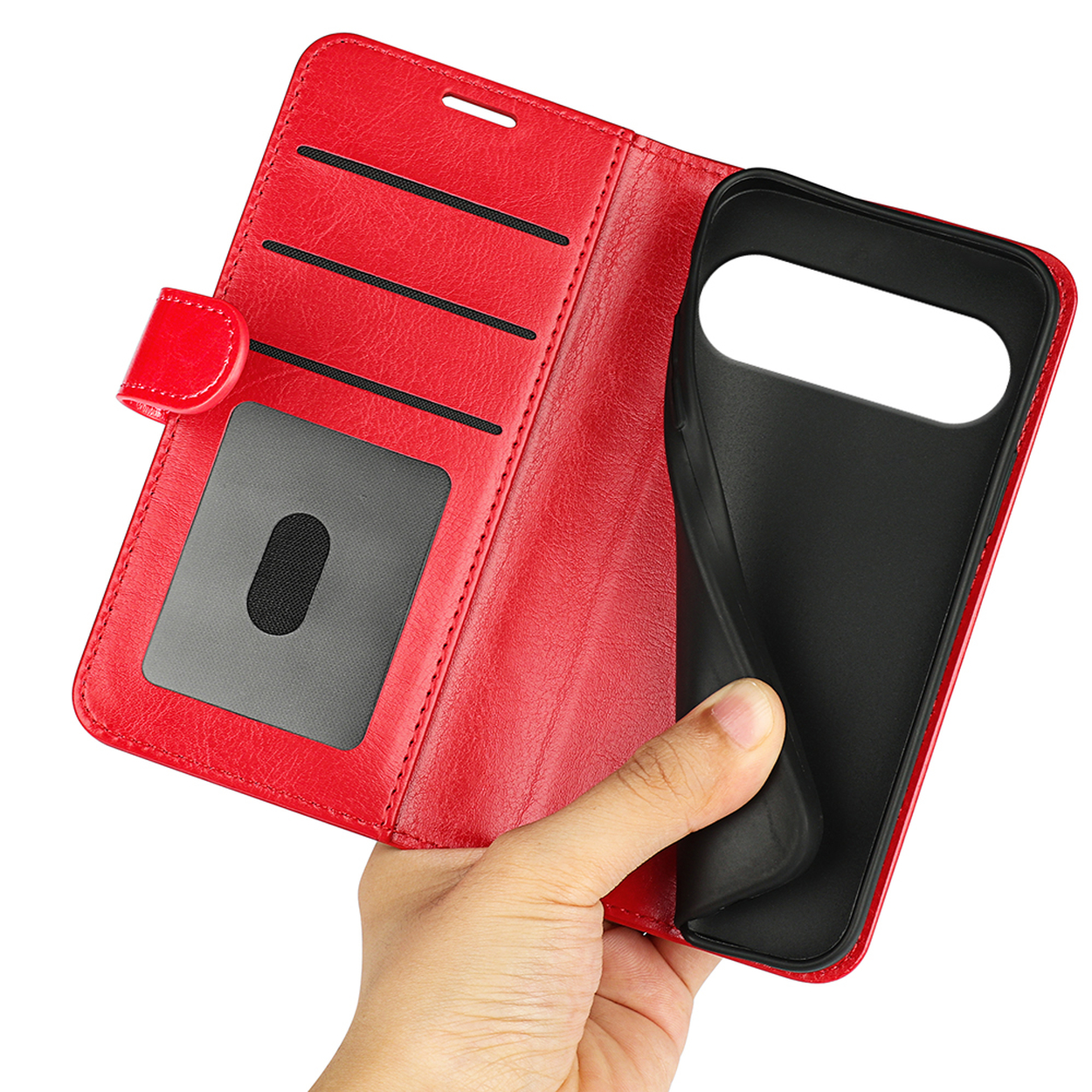 Main tenant un portefeuille rouge ouvert avec un étui de téléphone à l'intérieur. Le fond est blanc.