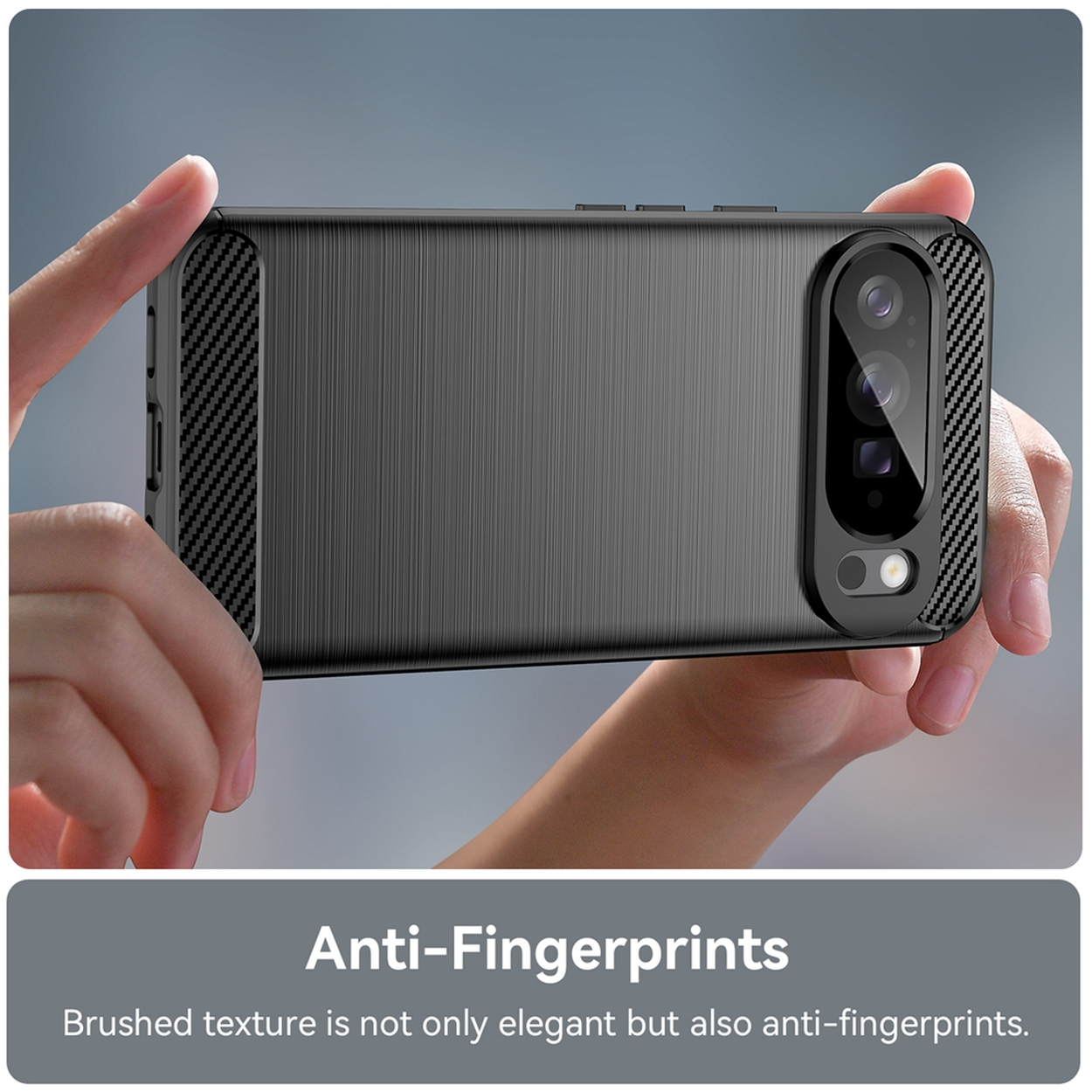 Une coque de téléphone tenue en mains. La coque est noire avec une texture brossée.