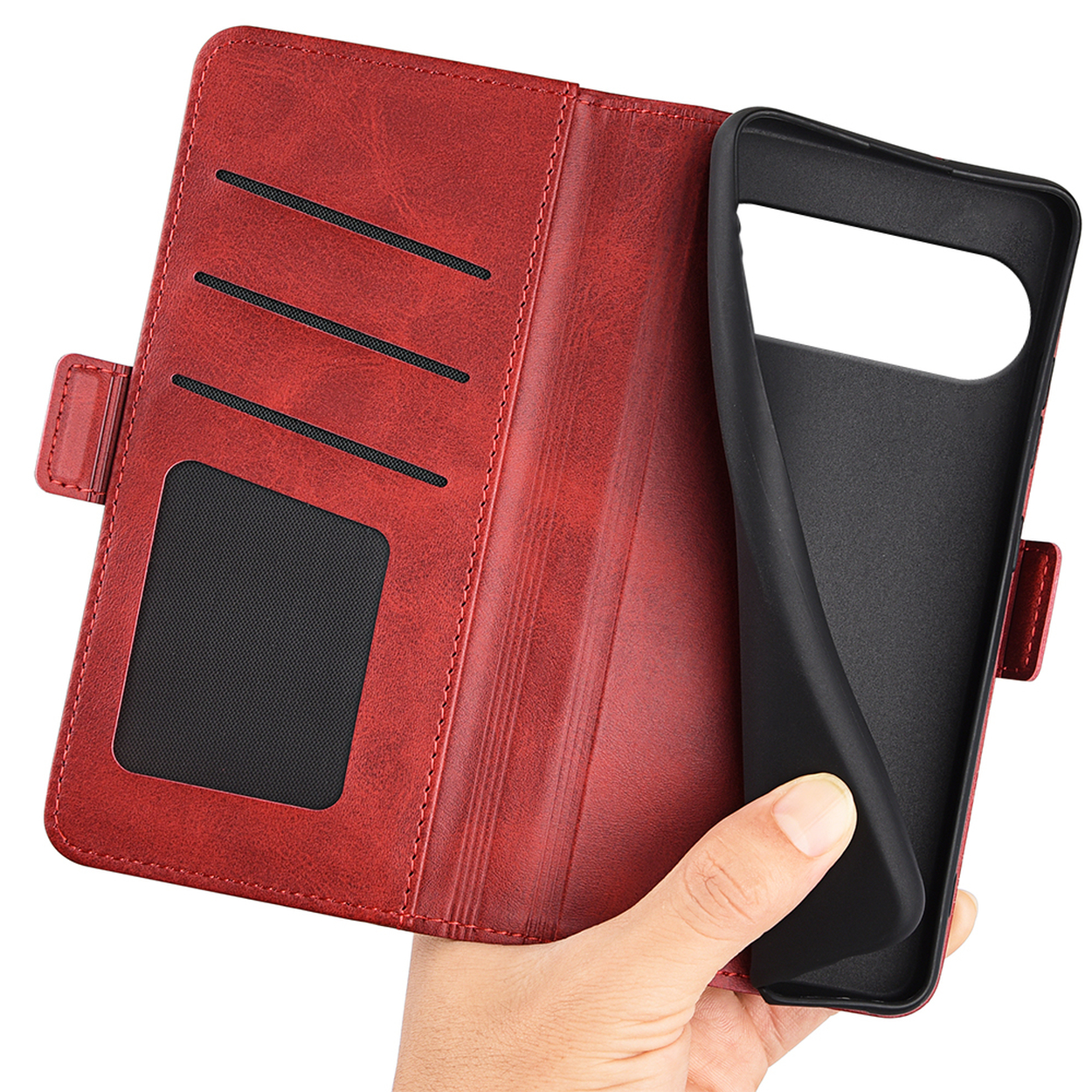 Une main tenant une coque de téléphone rouge. La coque est ouverte, révélant une poche noire.