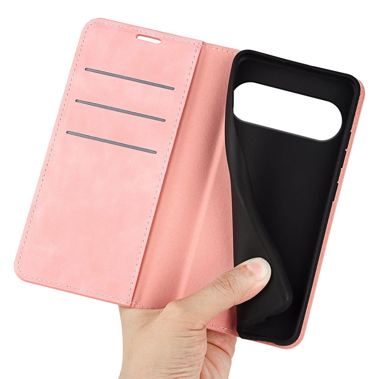 Hand die een open roze telefoonhoes vasthoudt. Het heeft drie kaartsleuven. De hoes is leeg.