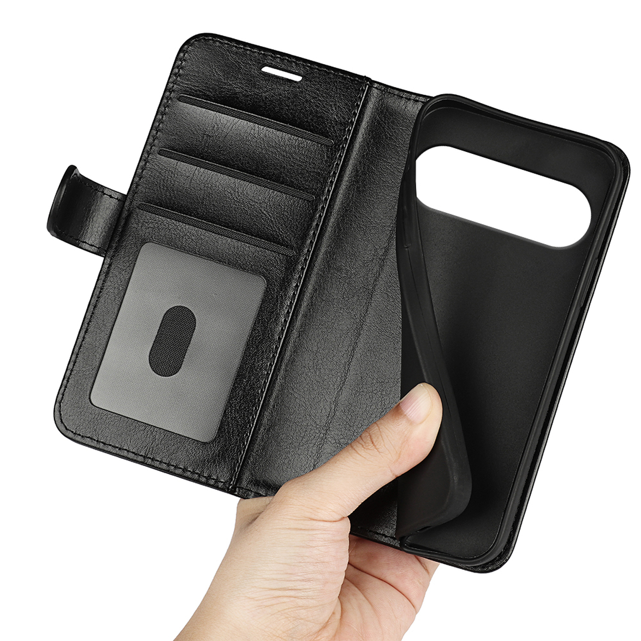 Main tenant un étui de téléphone noir ouvert. Il a des emplacements pour cartes et une fenêtre transparente. L'étui est vide.