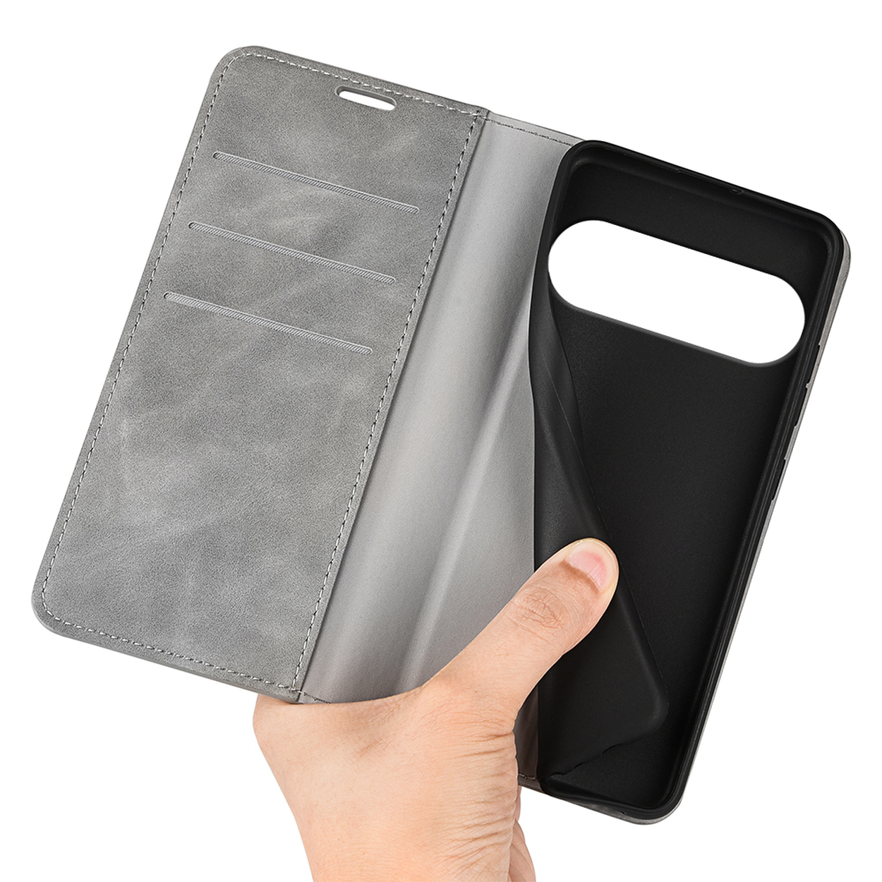 Main tenant un étui de téléphone en cuir gris, ouvert pour révéler l'intérieur d'un étui noir.