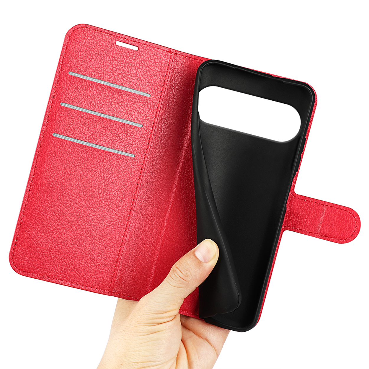 Étui de téléphone rouge ouvert, tenu par une main. Étui noir à l'intérieur.