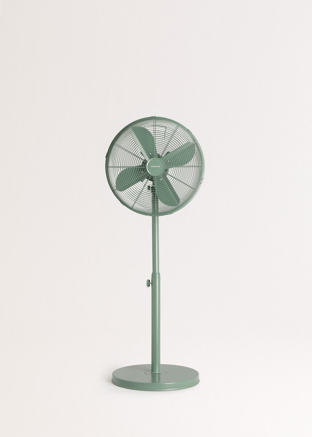 Ventilador de pie verde de estilo retro, mirando hacia adelante, sobre fondo blanco.