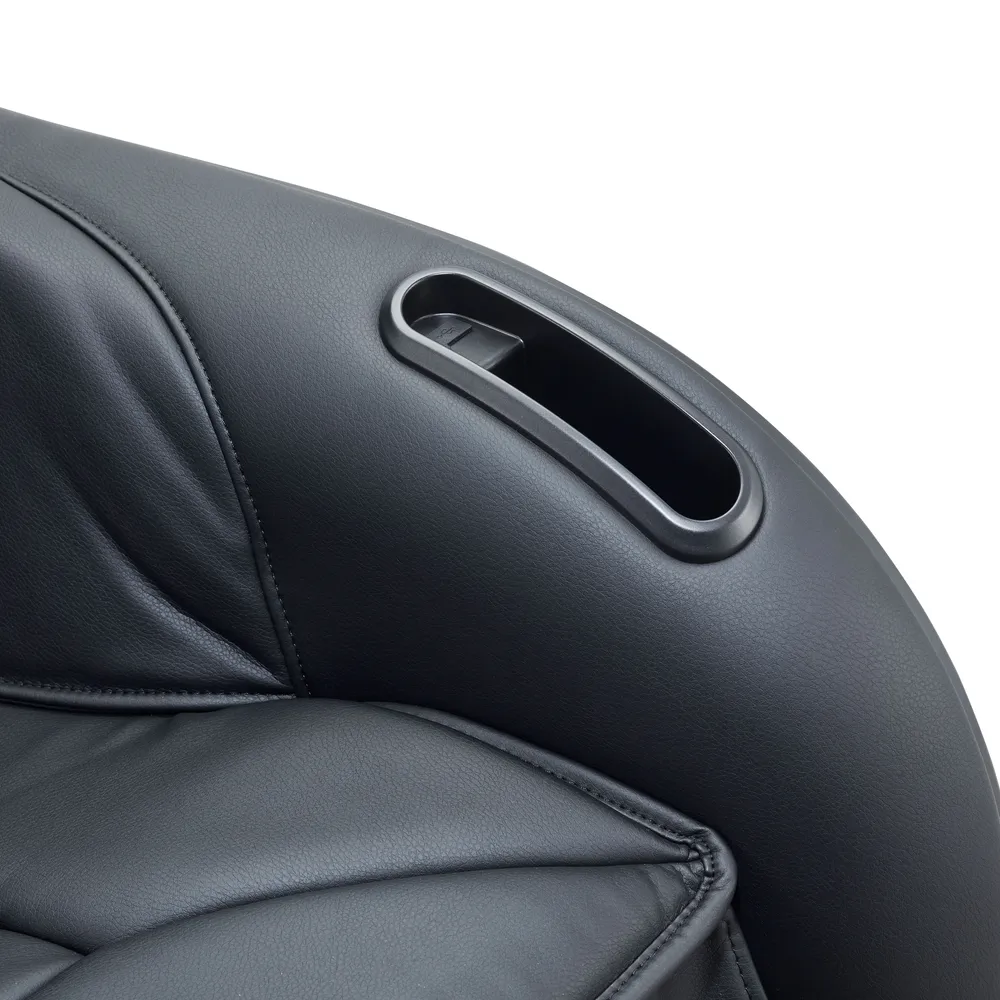 Accoudoir noir de fauteuil de massage, porte-gobelet, texture cuir.