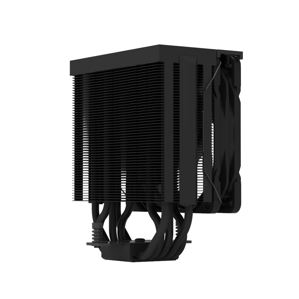 Schwarzer CPU-Kühler, schräge Ansicht, zeigt Lamellen und Heatpipes. Isoliert vor weißem Hintergrund.
