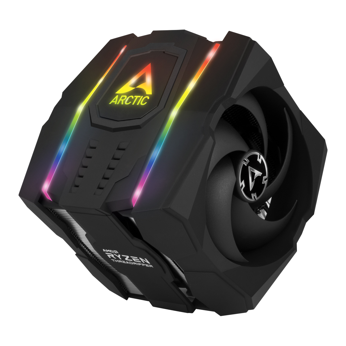 Dissipatore CPU nero con ventola e illuminazione RGB. Logo Arctic e marchio AMD Ryzen. Vista angolata.