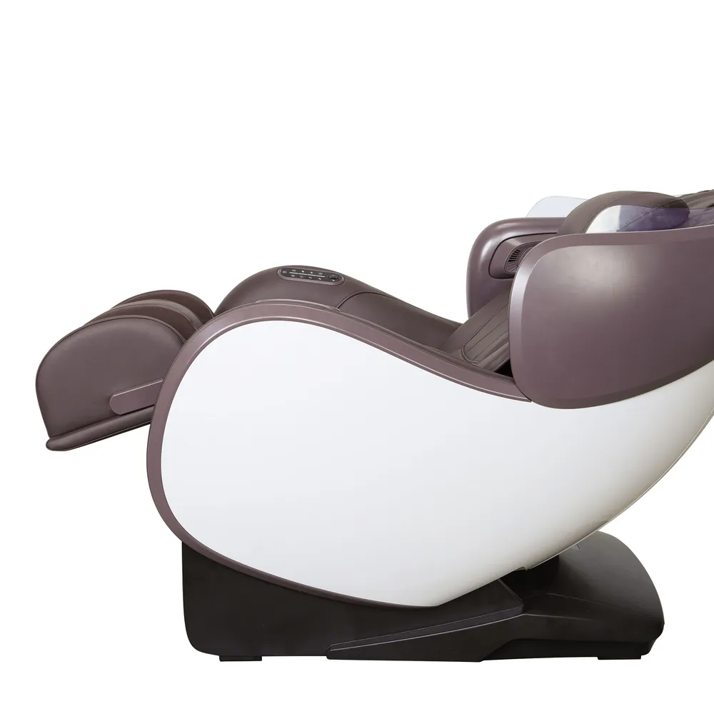 Un fauteuil de massage est marron et blanc, incliné vers la gauche. Le fond est blanc.