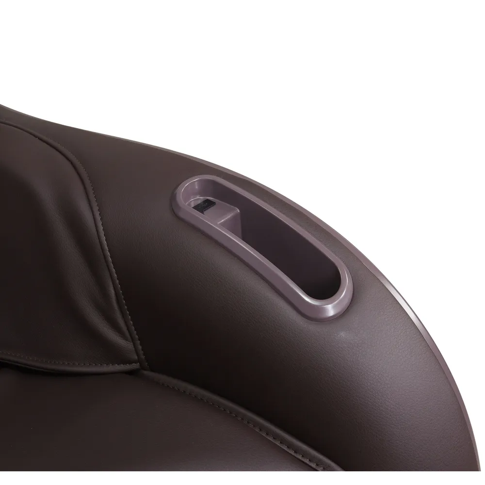 Gros plan d'un accoudoir de fauteuil de massage avec une poignée. La chaise est marron. Le fond est blanc.