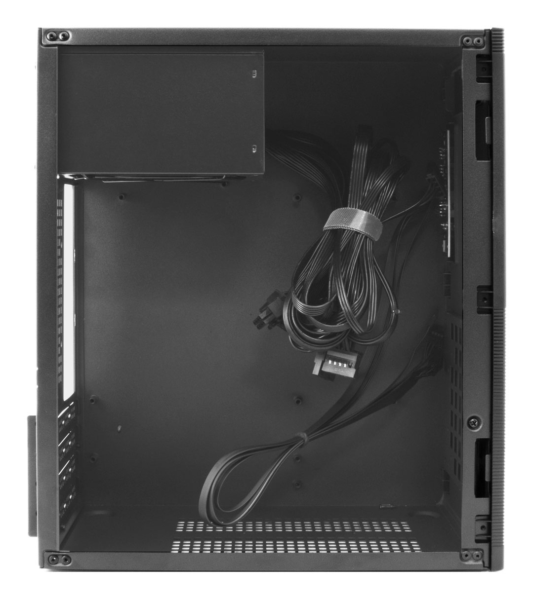 Interno di un case per computer nero vuoto con cavi e alimentatore.