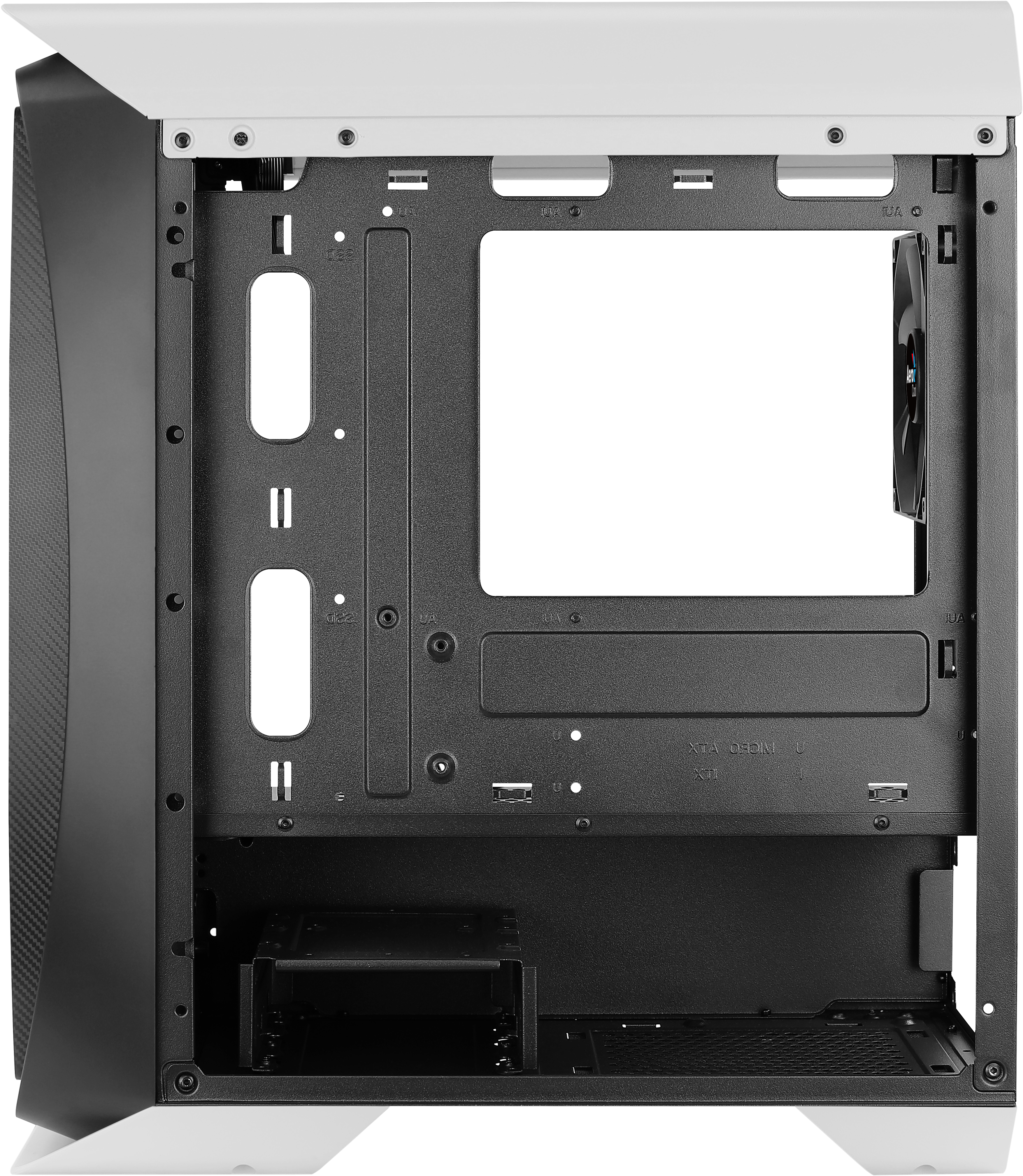 Interno del case. Bianco e nero, con design aperto. Ventola montata. Nessun componente installato.