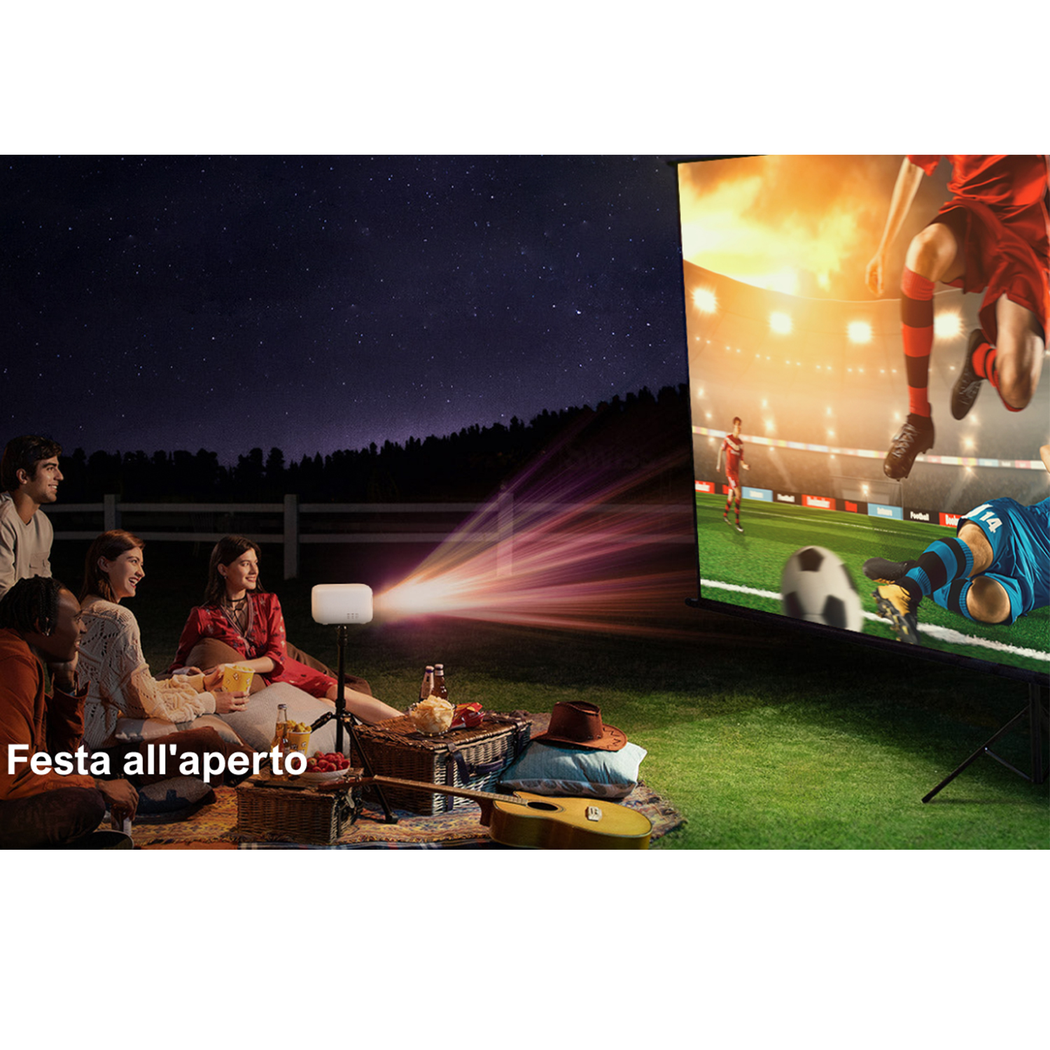 Persone guardano una partita di calcio proiettata all'aperto di notte. Le parole 'Festa all'aperto' sono visibili.