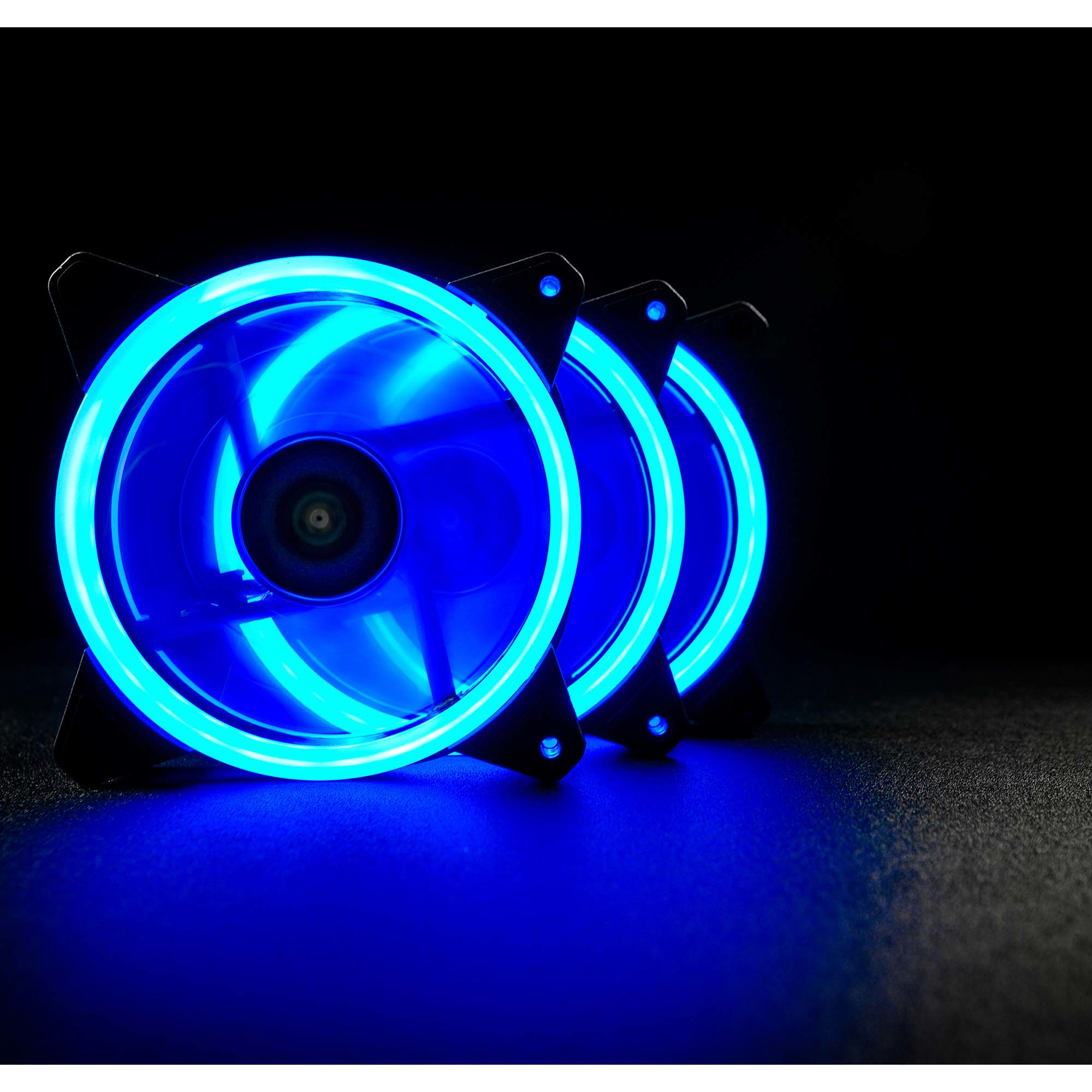 Trzy wentylatory komputerowe z niebieskim oświetleniem LED na czarnej powierzchni. Światła są jasnoniebieskie.
