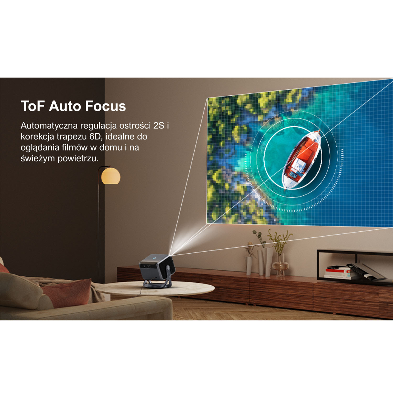 Projektor wyświetla obraz łodzi na niebieskiej siatce. Tekst opisuje automatyczne ustawianie ostrości i korekcję trapezu dla filmów.