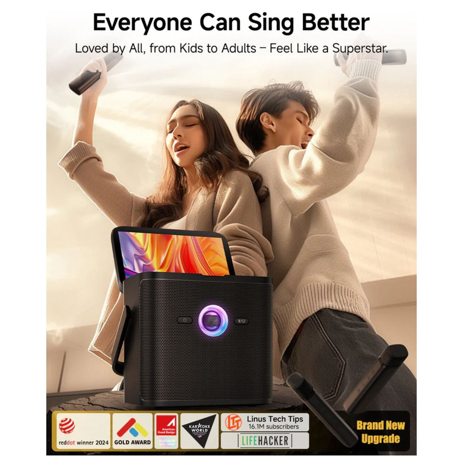 Twee mensen die zingen met een karaoke machine en prijzen.