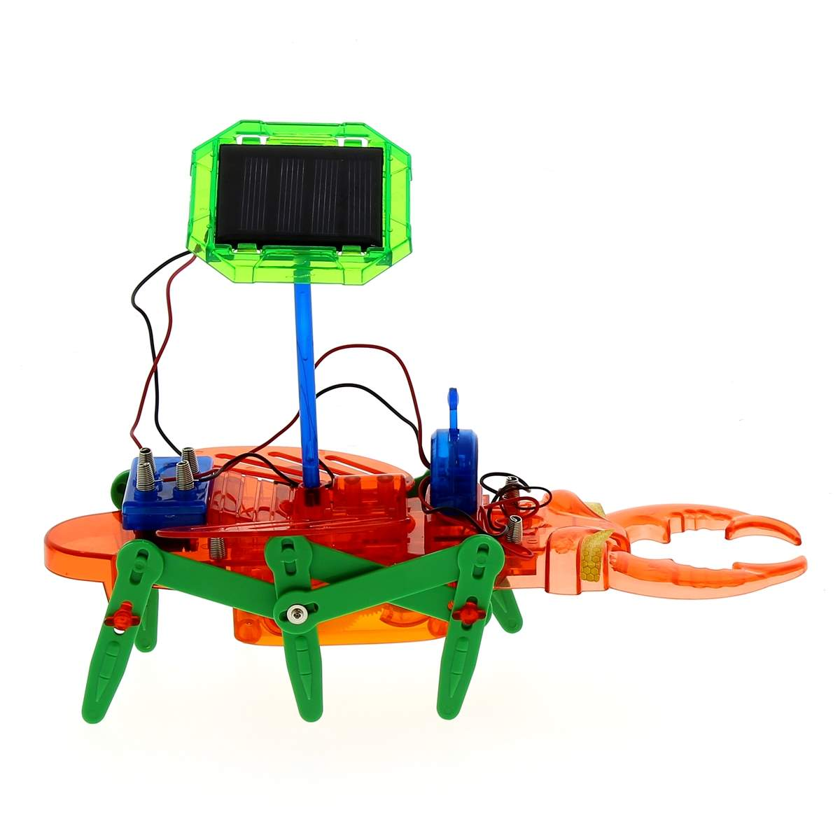 Un insecto robot de juguete con un panel solar. El cuerpo es naranja y las patas son verdes. El fondo es blanco.
