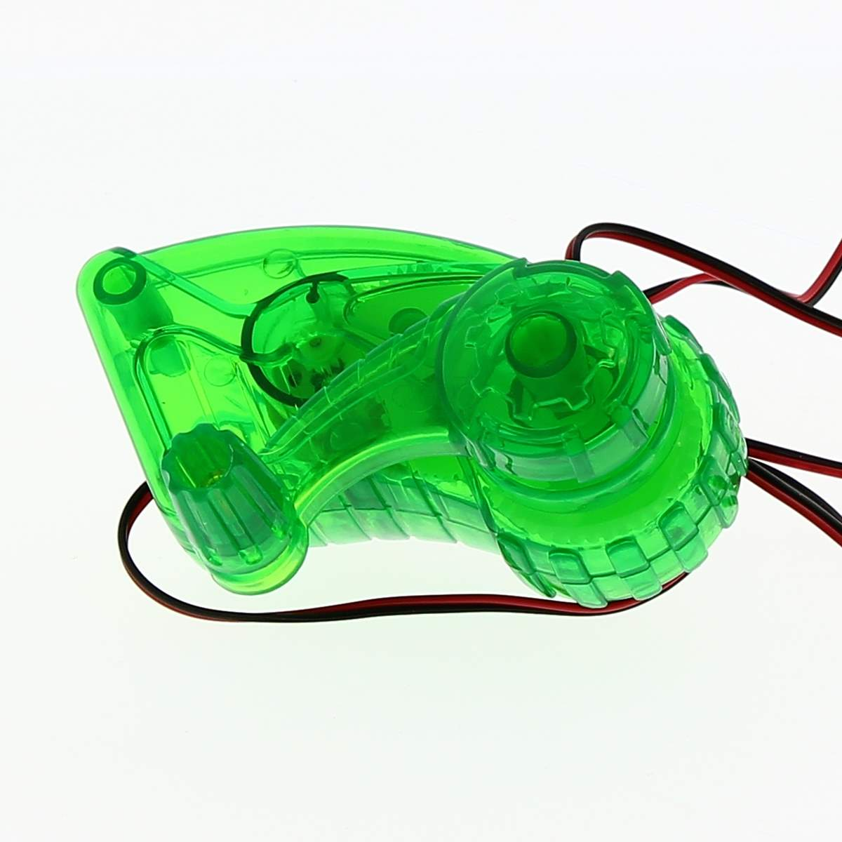 Un juguete verde con un cable rojo. Tiene una rueda giratoria y un botón. El fondo es blanco.