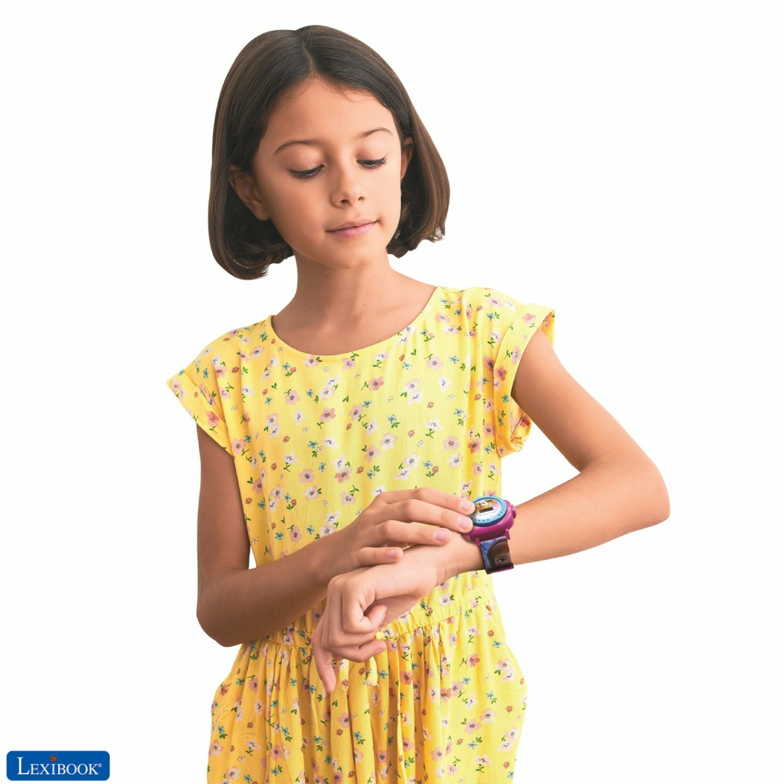 Una ragazza con un vestito giallo guarda un orologio viola e blu al polso. L'orologio ha un display colorato.