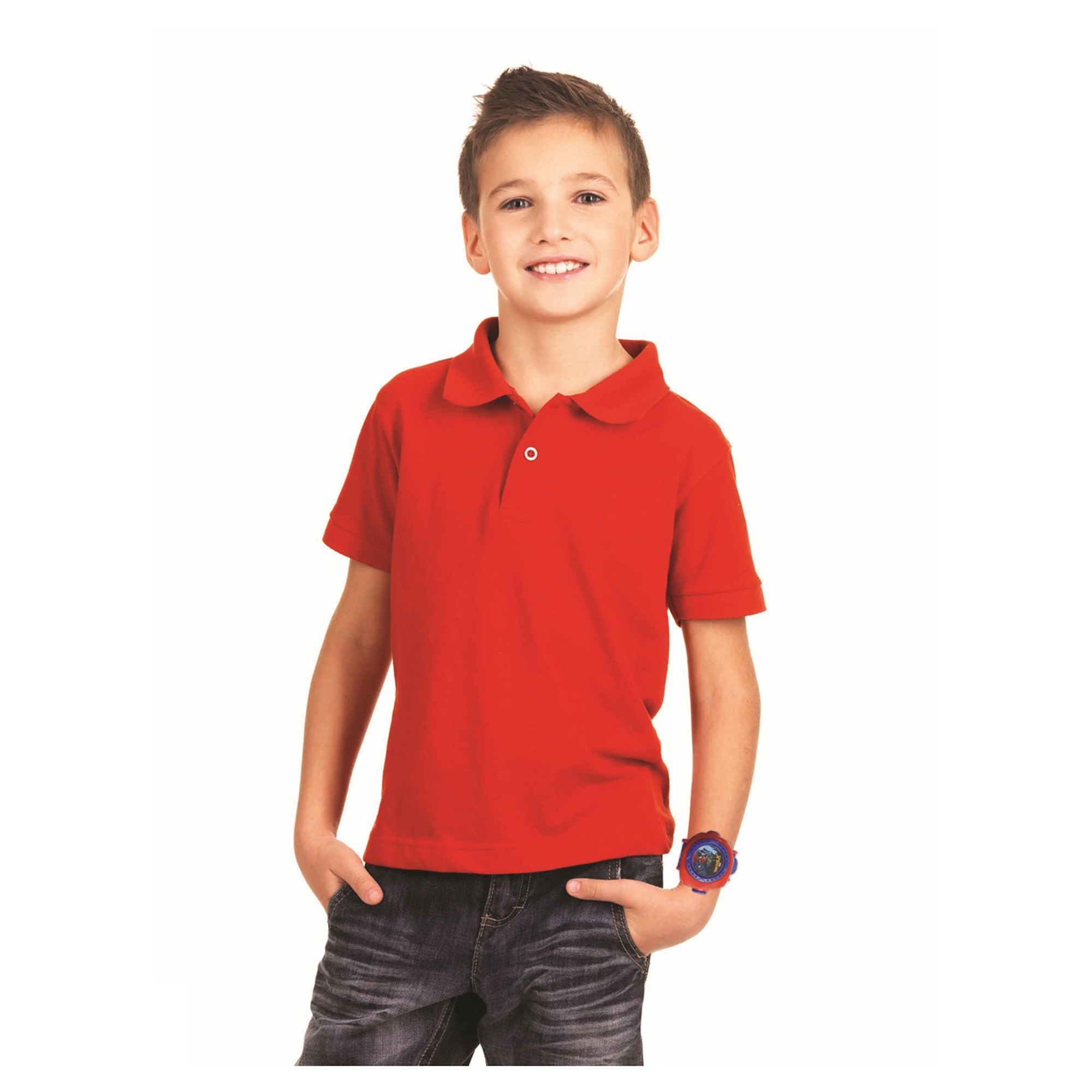Un ragazzino con una polo rossa e jeans. Indossa anche un orologio di Spider-Man.