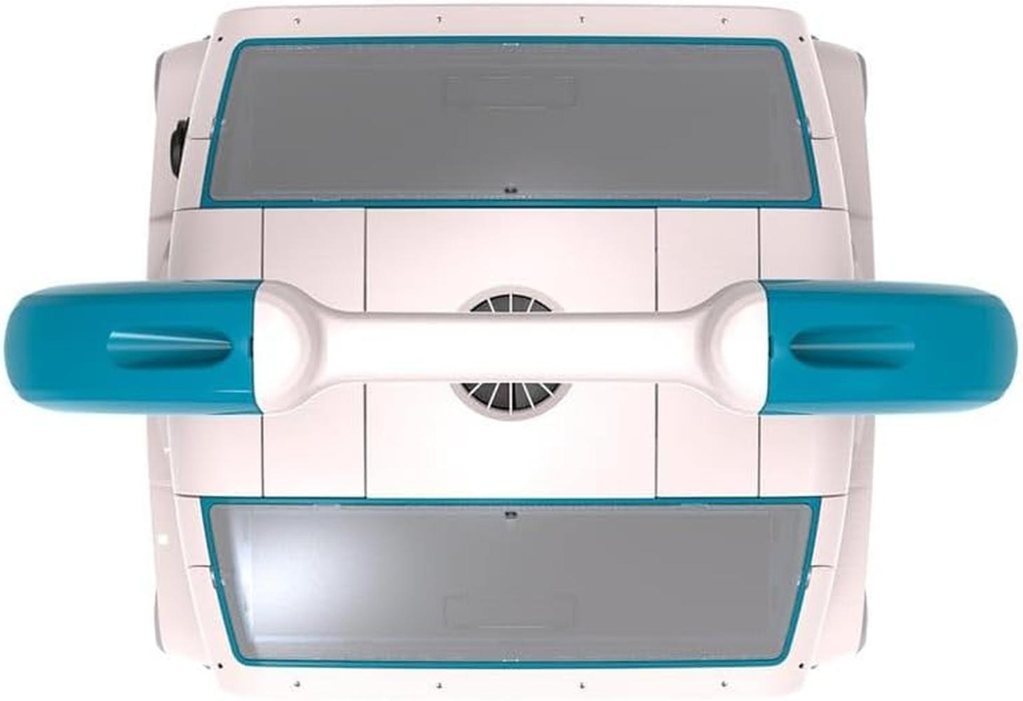 Vista superior de un robot de limpieza blanco y azul. Tiene un asa y dos ruedas redondas. Fondo blanco.