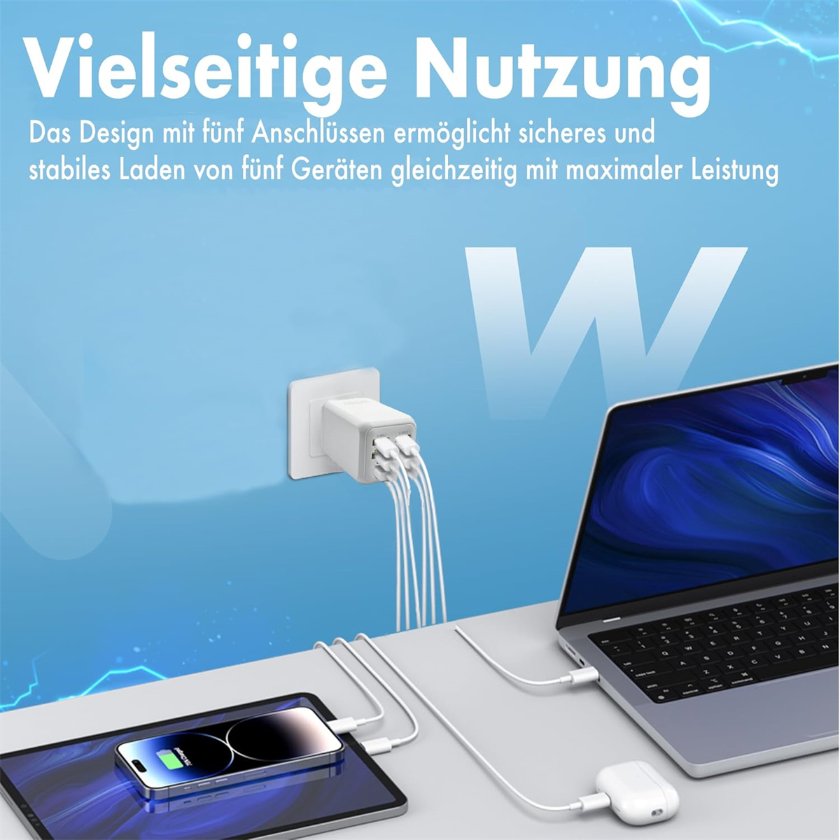 Weißes Netzteil mit mehreren USB-Anschlüssen. Ein Tablet, ein Telefon und Ohrhörer sind daran angeschlossen.