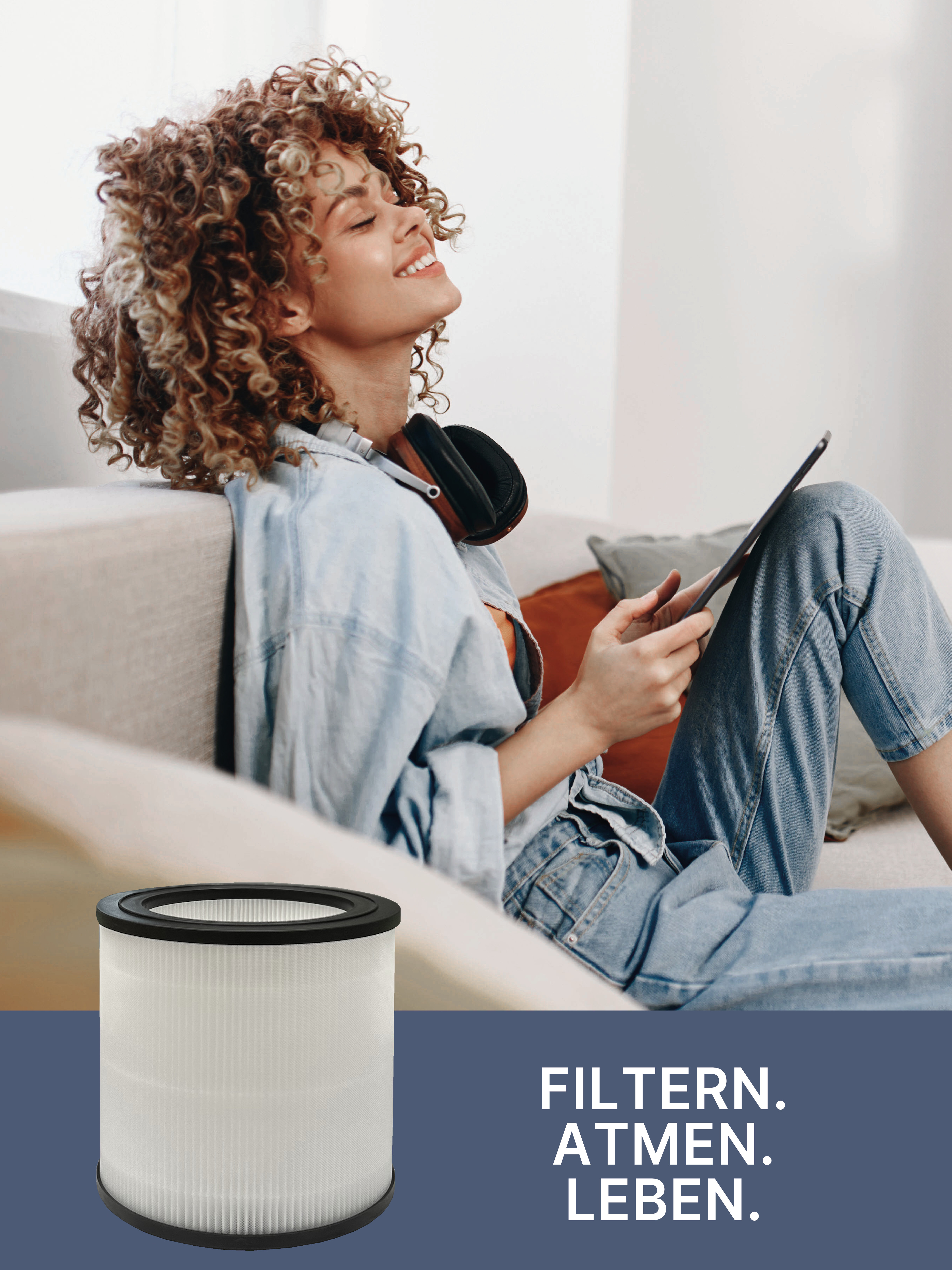 Eine Frau mit Kopfhörern, die ein Tablet hält, mit einem Filter und Text zum Atmen.