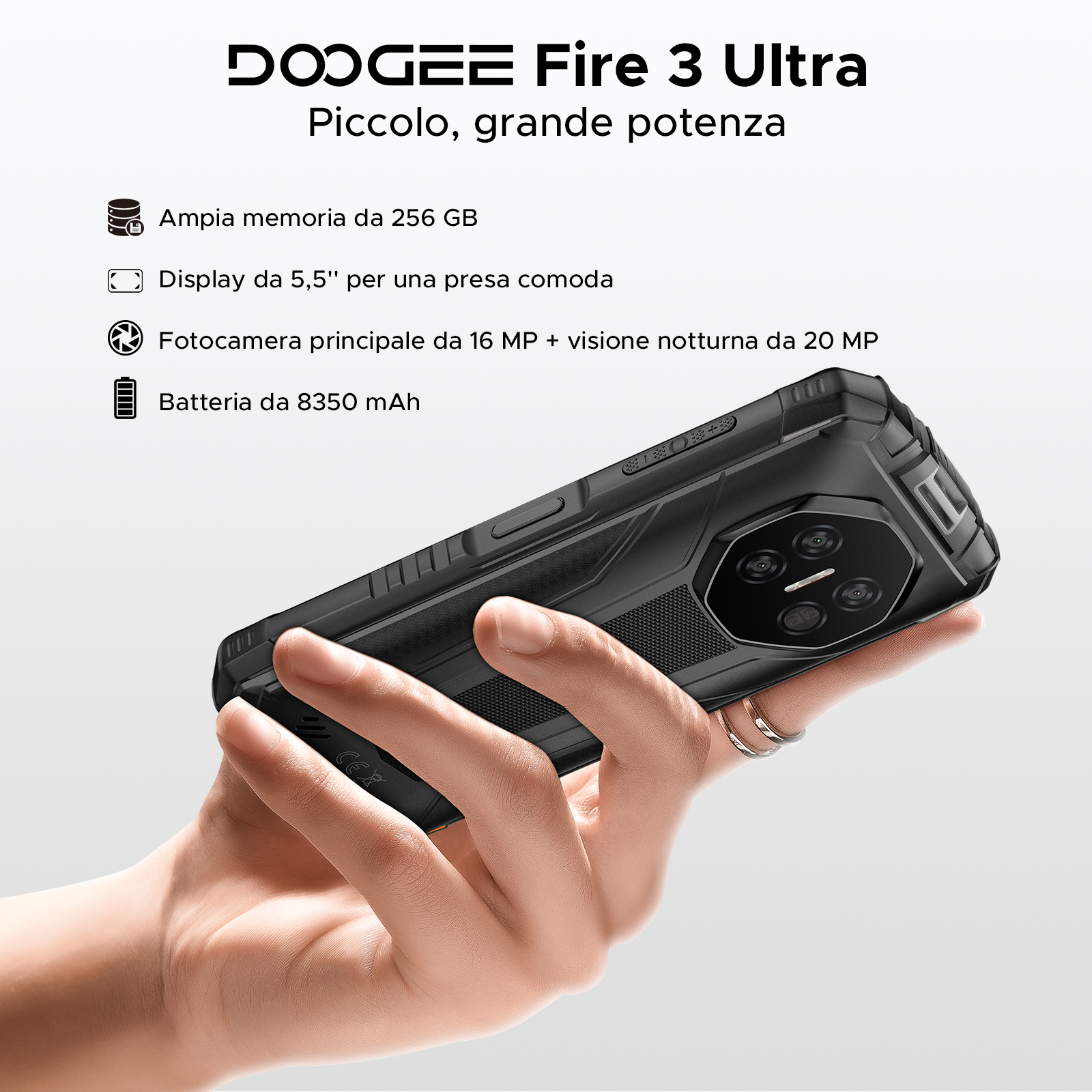 Una mano che tiene uno smartphone nero, mostrando il retro del telefono con lenti della fotocamera.