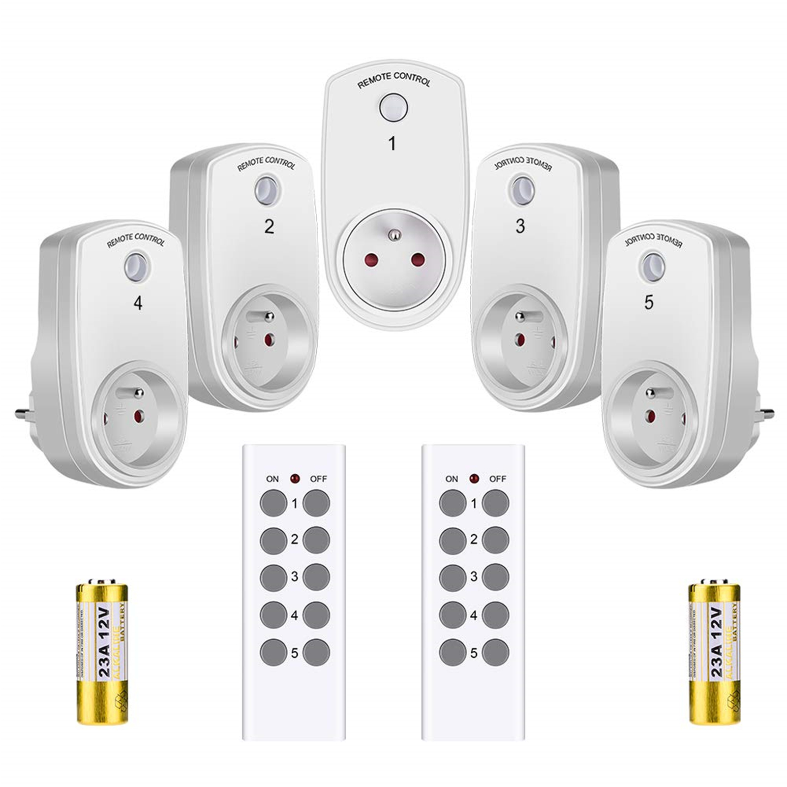 Das Bild zeigt fünf intelligente Stecker, zwei Fernbedienungen und zwei Batterien auf einem weißen Hintergrund, symmetrisch angeordnet.